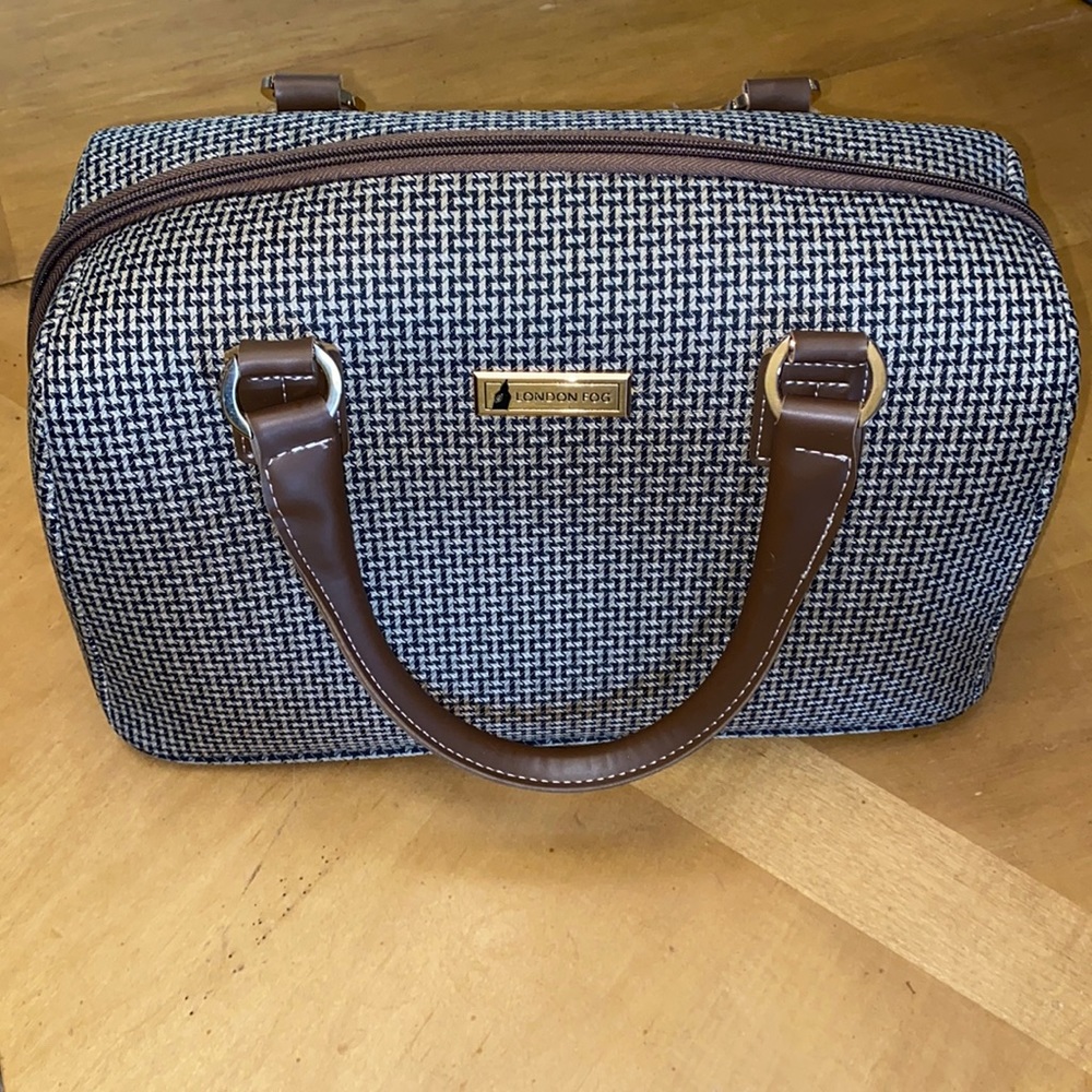 London Fog Bag in Like New Condition. Men’s overnight bag. A great looking bag!